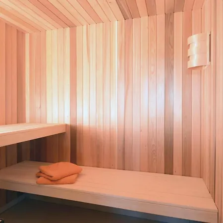 4 Bedroom Cozy In Prázdninový dům *